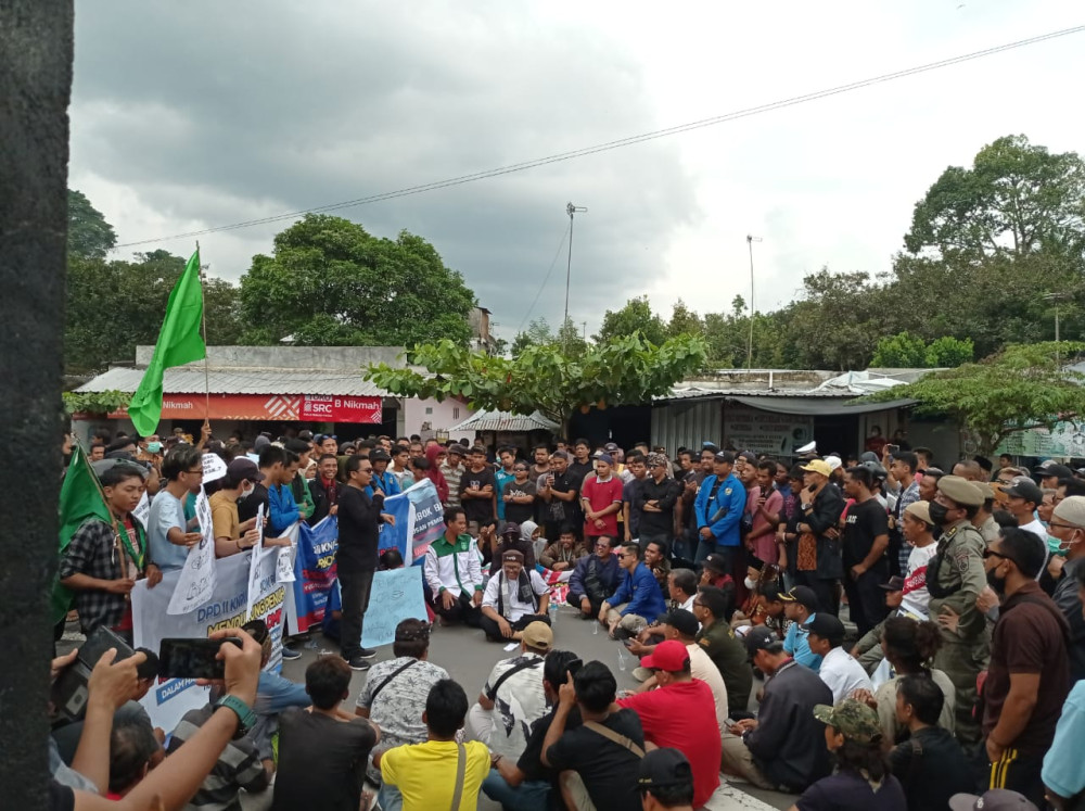 AKSI DAMAI MENDUKUNG PERDA PENUTUPAN CAFÉ ILEGAL DI DESA SURANADI